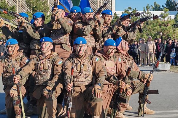 В Самарканде прошел парад, посвященный Дню защитников Родины - Sputnik Узбекистан