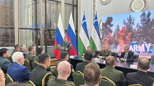 V Posolstve Uzbekistana v Moskve proshel brifing v chest 34-letiya VS respubliki - Sputnik O‘zbekiston