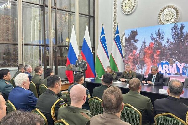 ‍В Посольстве Узбекистана в Москве прошел брифинг, приуроченный к 34-летию основания ВС РУз и Дню защитников Родины - Sputnik Узбекистан