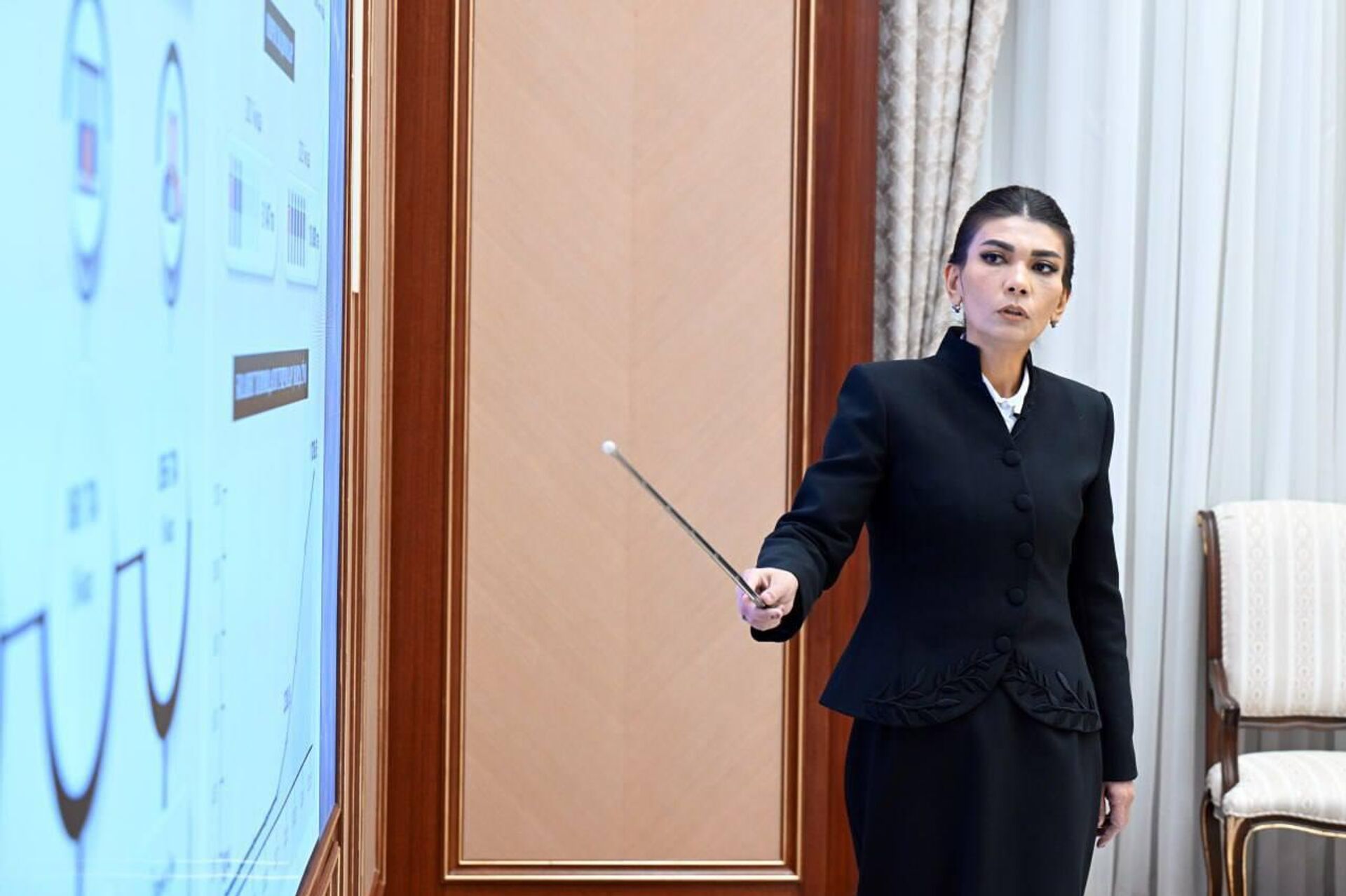 Шавкат Мирзиёев ознакомился с презентацией предложений по совершенствованию системы управления многоквартирным жилищным фондом и обеспечению качественного обслуживания населения - Sputnik Узбекистан, 1920, 15.01.2026