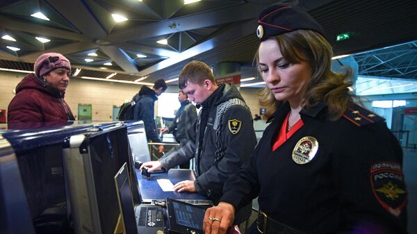 Работа линейного отдела транспортной полиции аэропорта Внуково  - Sputnik Ўзбекистон