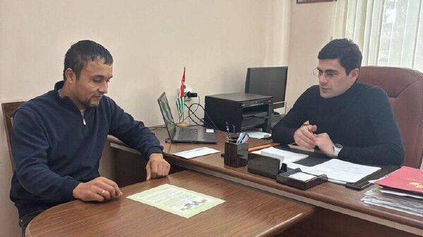 Гражданина Узбекистана, спасшего в Гагре ветерана Великой Отечественной войны Евдокию Котлярову, наградили - Sputnik Узбекистан