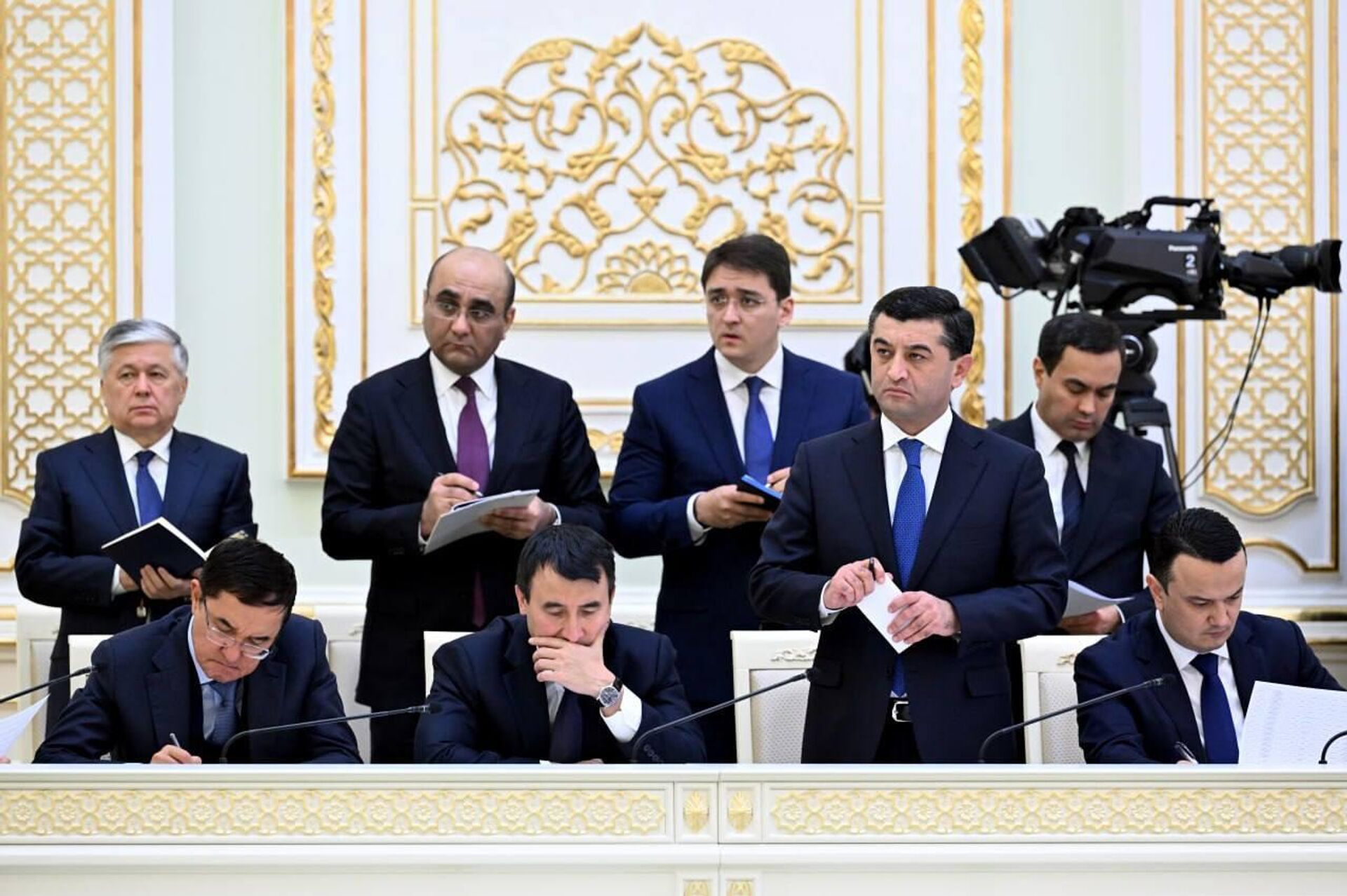 Под председательством Шавката Мирзиёева состоялось видеоселекторное совещание по вопросам деятельности МИД и диппредставительств за рубежом. - Sputnik Узбекистан, 1920, 16.01.2026