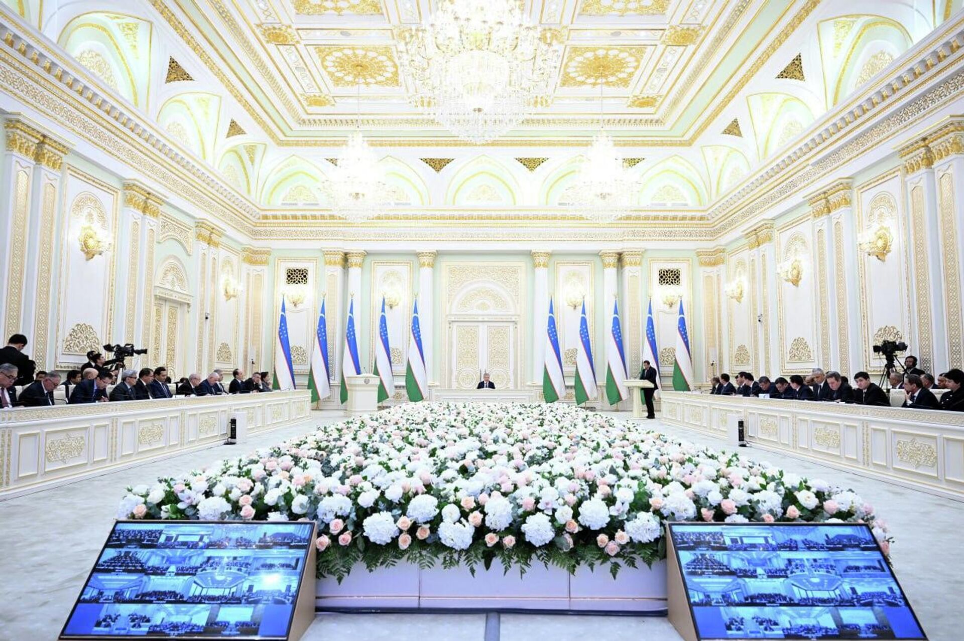 Под председательством Шавката Мирзиёева состоялось видеоселекторное совещание по вопросам деятельности МИД и диппредставительств за рубежом. - Sputnik Узбекистан, 1920, 16.01.2026