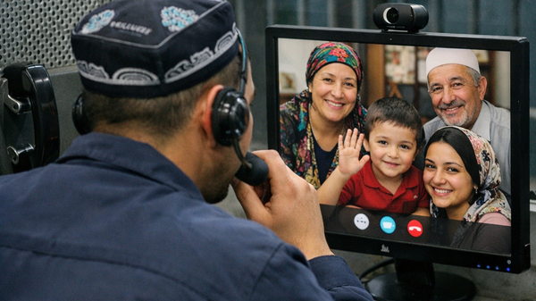 Осуждённый разговаривает по видеосвязи со своими родственниками - Sputnik Узбекистан