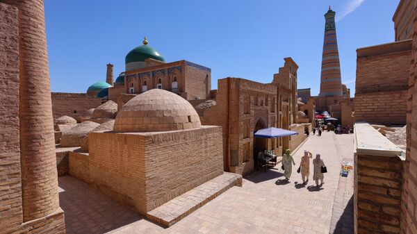 Люди около мавзолея поэта-философа Пахлавана Махмуда (1247-1326) в Хиве - Sputnik Узбекистан