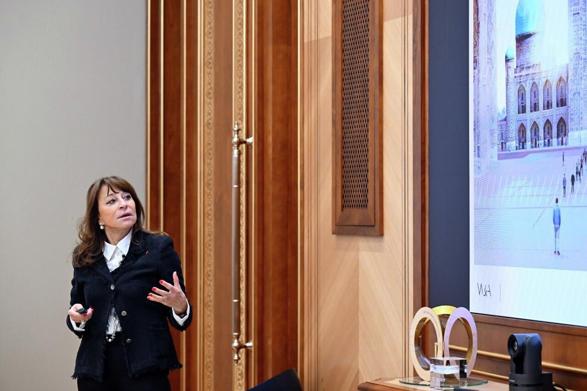 Шавкат Мирзиёев ознакомился с презентацией дальнейших задач по развитию сферы туризма и созданию крупных объектов культуры и туризма. - Sputnik Узбекистан, 1920, 16.01.2026