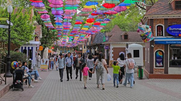 Люди гуляют в парке в Ташкенте - Sputnik Узбекистан