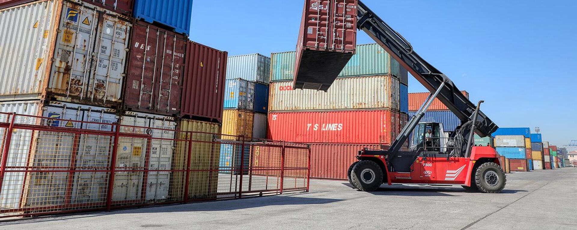 Грузовые контейнеры в железнодорожном терминале - Sputnik Узбекистан, 1920, 20.08.2024