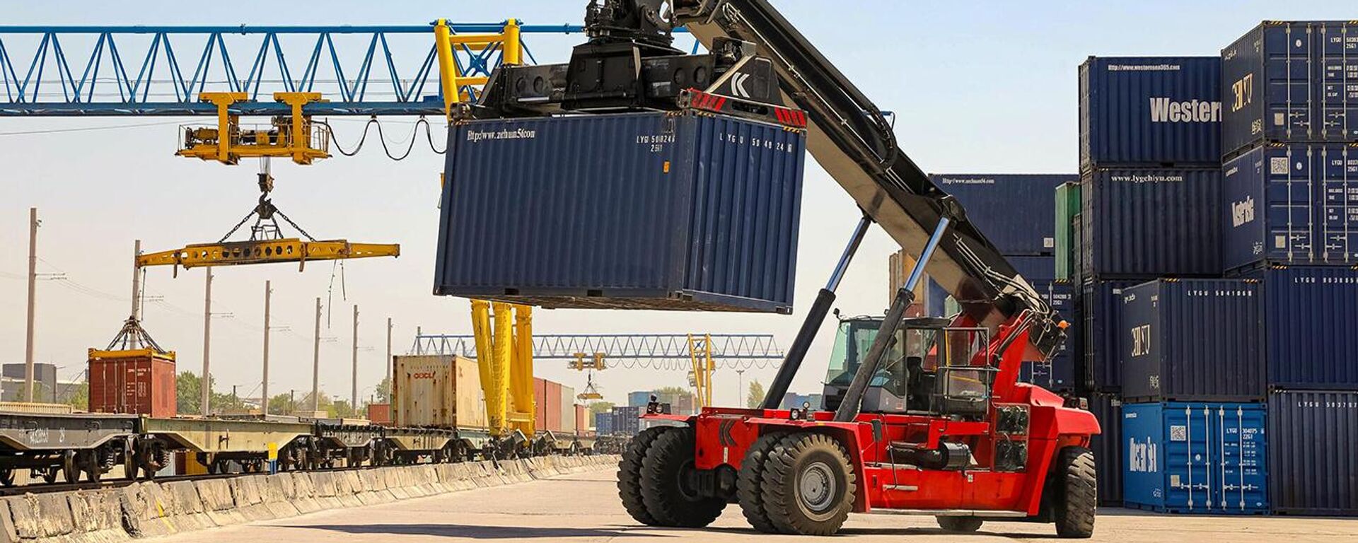 Грузовые контейнеры в железнодорожном терминале Ташкента - Sputnik Узбекистан, 1920, 14.02.2026