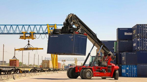 Грузовые контейнеры в железнодорожном терминале Ташкента - Sputnik Узбекистан