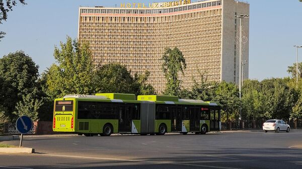 Пассажирский транспорт в центре Ташкента - Sputnik Узбекистан