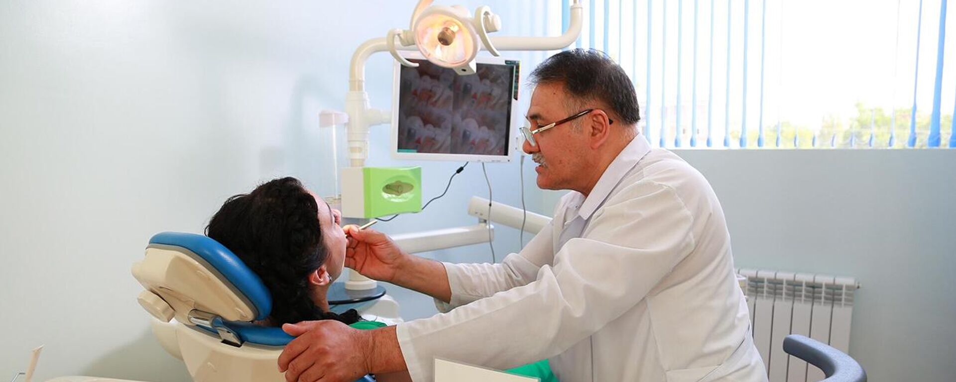 Стоматолог и пациент. Архивное фото - Sputnik Узбекистан, 1920, 16.08.2024