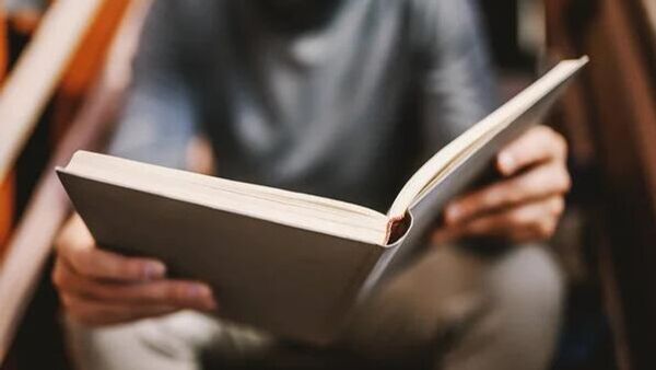 Мужчина читает книгу - Sputnik Узбекистан