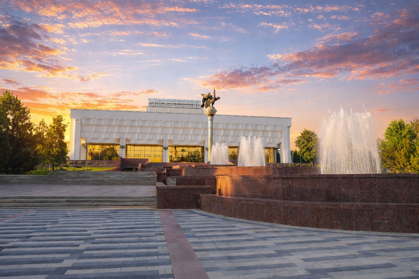 Фонтан у Дворца искусств "Туркистон" - Sputnik Узбекистан