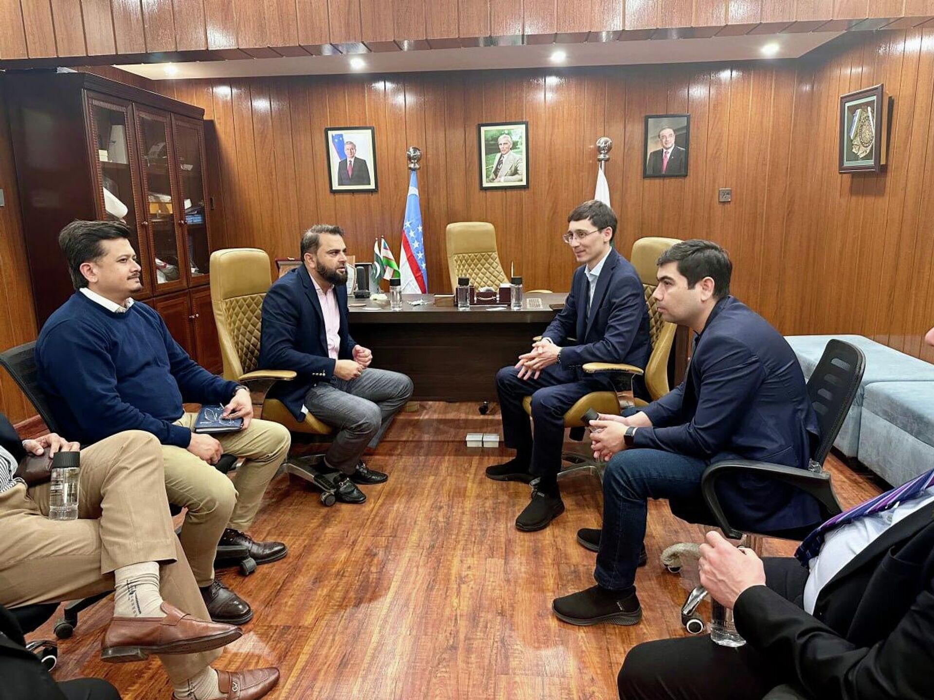 Замминистра инвестиций, промышленности и торговли Узбекистана Шохрух Гуламов совершил рабочий визит в Пакистан.  - Sputnik Узбекистан, 1920, 17.01.2026