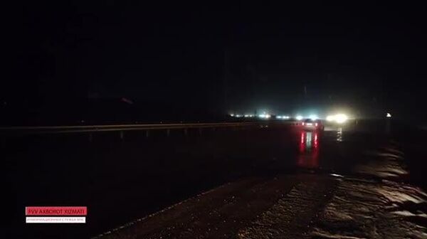 На перевале Камчик в кювет съехали два автомобиля Nexia - Sputnik Узбекистан