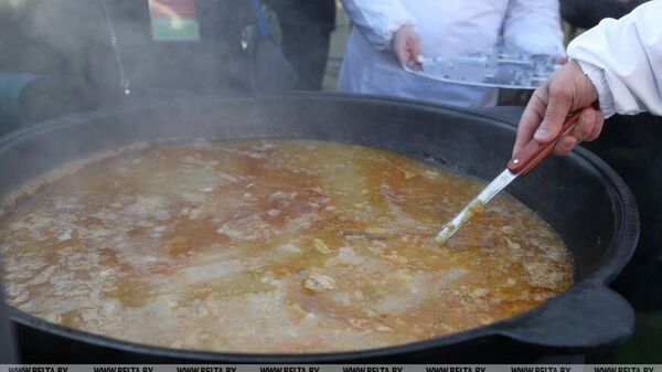 Огромную порцию узбекской шурпы внесли в книгу рекордов белорусского фестиваля - Sputnik Узбекистан