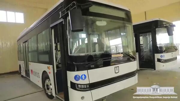 В Нукус впервые доставили 12 новых электробусов, сообщили в Жокаргы Кенесе - Sputnik Узбекистан