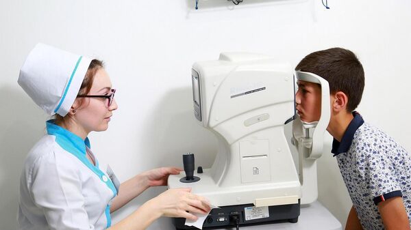 Офтальмолог и пациент  - Sputnik Узбекистан