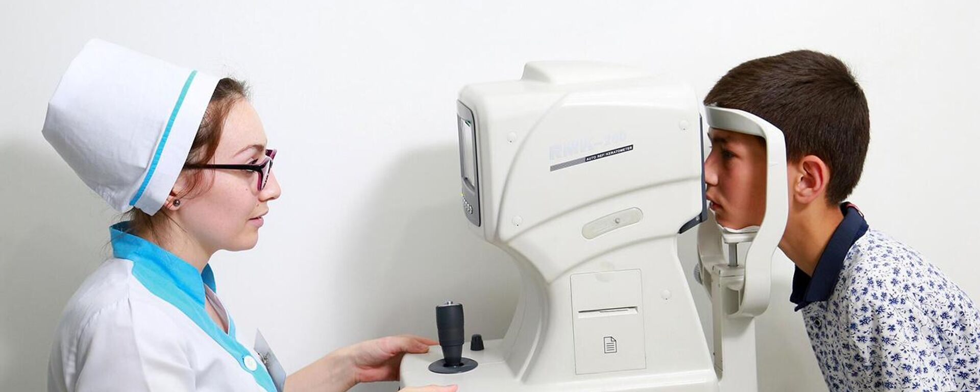 Офтальмолог и пациент  - Sputnik Узбекистан, 1920, 02.11.2025