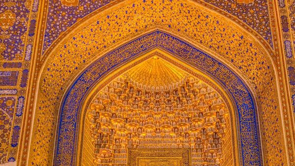 Медресе Тилля-Кори (позолоченно) на площади Регистан. - Sputnik Узбекистан