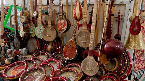 Lavka s natsionalnimi muzikalnimi instrumentami - Sputnik O‘zbekiston