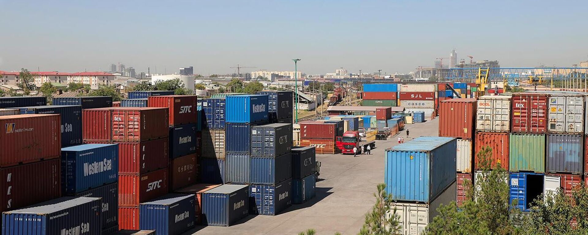 Грузовые контейнеры в железнодорожном терминале Ташкента - Sputnik Узбекистан, 1920, 04.11.2024