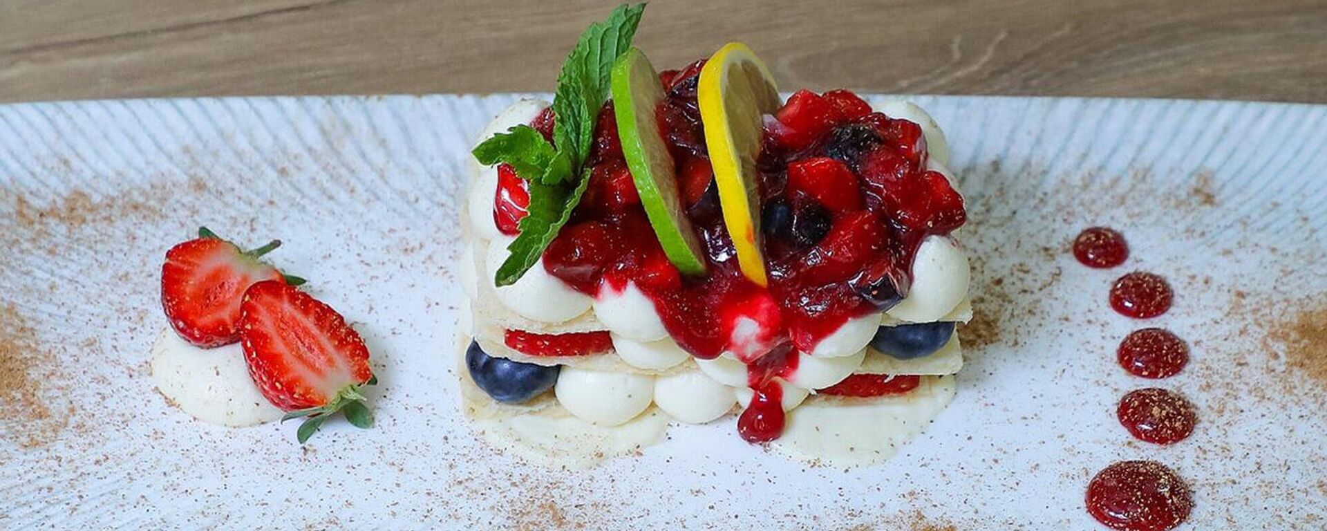 Мильфей с ванильным кремом и ягодами - Sputnik Узбекистан, 1920, 08.04.2025