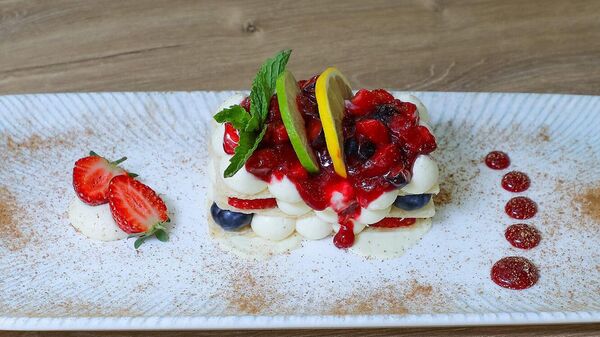 Мильфей с ванильным кремом и ягодами - Sputnik Узбекистан