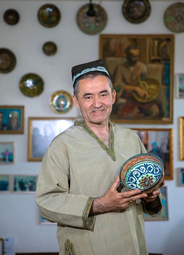 O‘zbekiston Respublikasi Xalq ustasi Abdullo Narzullayev G‘ijduvon shahrida "Ibodullo Narzullayev nomidagi milliy kulolchilik uy-muzeyi"ni tashkil etish barobarida, an’anaviy kashtachilik va Buxoro ipak gilamlari to‘qimachiligini ham yo‘lga qo‘ygan tashabbuskor  - Sputnik O‘zbekiston