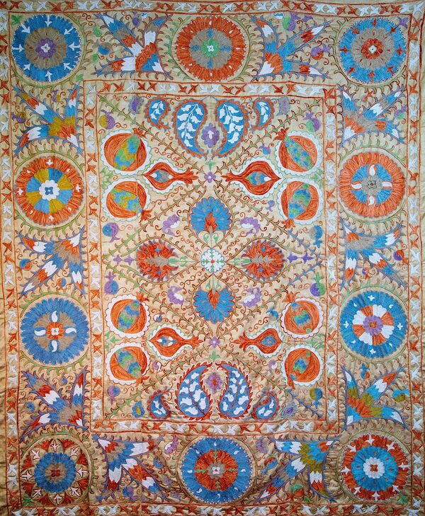 "Anor" so‘zanasi. Mualliflar: Mavluda Narzullayeva va  Gulbahor Narzullayevalar. G‘ijduvon, 2021-yil. Ipak matoda ipak iplar bilan tikilgan. - Sputnik O‘zbekiston