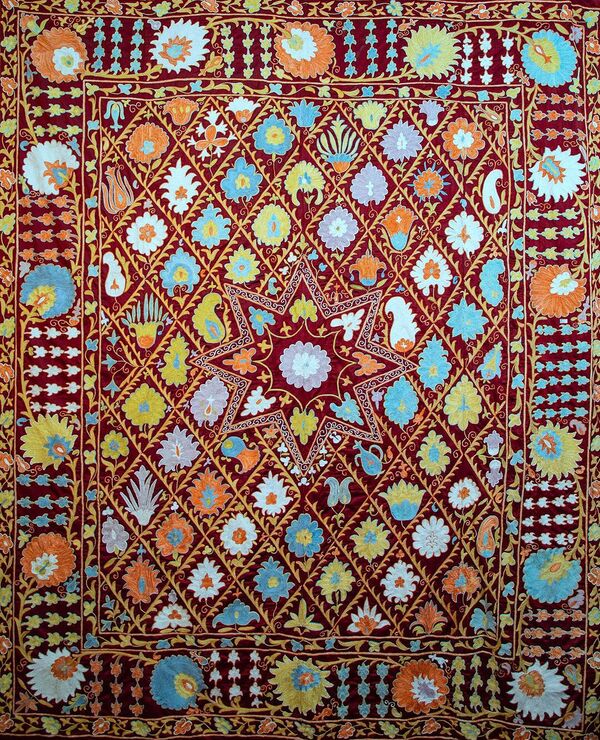 "Yulduz" so‘zanasi. Mualliflar: Mavluda Narzullayeva va  Gulbahor Narzullayevalar. G‘ijduvon, 2020-yil. Ipak matoda ipak iplar bilan "yo‘rma" uslubida tikilgan - Sputnik O‘zbekiston