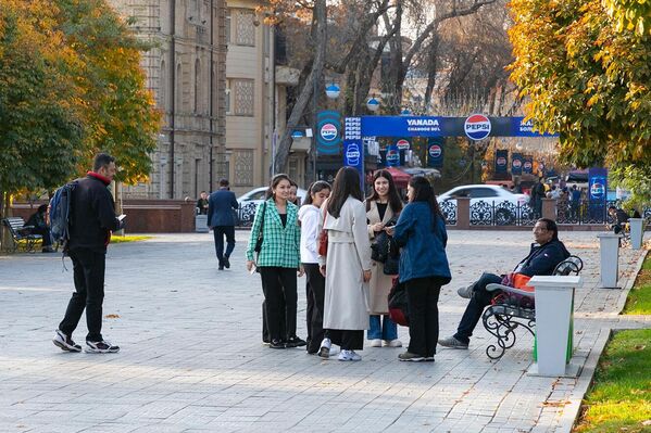 Горожане у сквера Амира Темура  - Sputnik Узбекистан