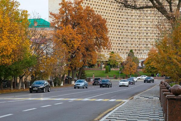 Вид на город Ташкент. На дальнем плане — здание отеля "Узбекистан" - Sputnik Узбекистан