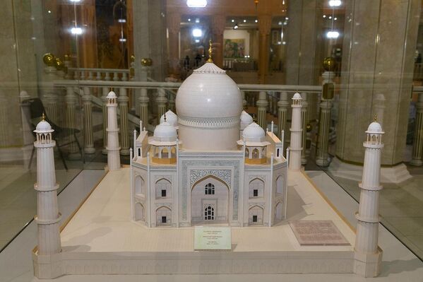 Toj Mahal maqbarasi. U Shoh Jahon tomonidan o‘z sevikli rafiqasi Mumtoz Mahal sharafiga 1632-1650 yillarda Agra shahri yaqinida bunyod etilgan - Sputnik O‘zbekiston