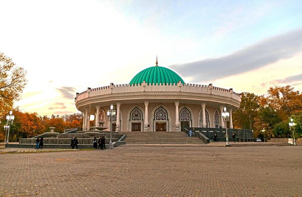 Muzey binosi mumtoz sharqona uslubda qurilgan dumaloq gumbazli uch qavatli mahobatli inshootdir - Sputnik O‘zbekiston