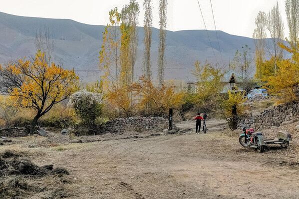 Tog‘li Chodak qishlog‘i go‘zal tabiati, musaffo havosi bilan o‘ziga jalb qiladi - Sputnik O‘zbekiston