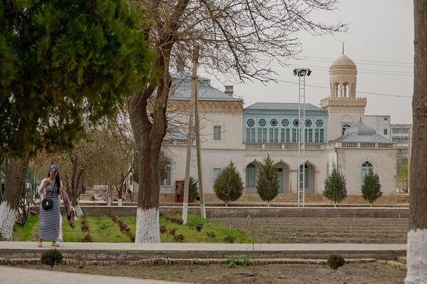 Ўтган асрда Бухоро худуди сезиларли даражада катталашди ва бугунги кунда Ситораи Моҳи Хоса саройи шаҳар четидан атиги 4 километр узоқликда жойлашган - Sputnik Ўзбекистон