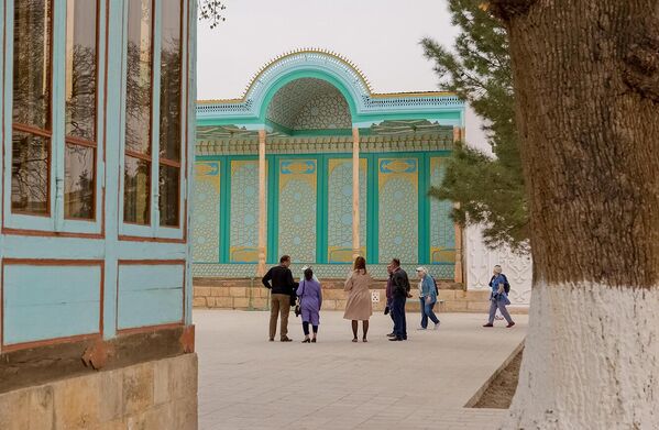 Айвон устунлари фируза ранг билан безатилган  - Sputnik Ўзбекистон