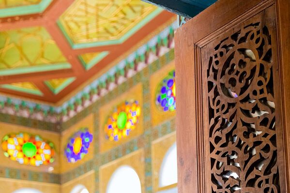 Геометрик нақшлар ва рангли ойналар билан безатилган ёзги чойхона гул нақшли бошқа хоналар орасида ажралиб туради - Sputnik Ўзбекистон