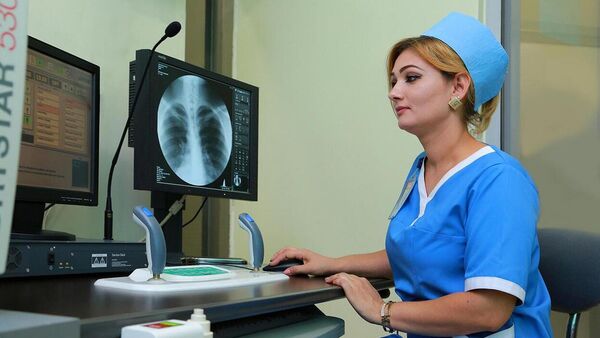 Медицинский работник в диагностическом центре - Sputnik Узбекистан