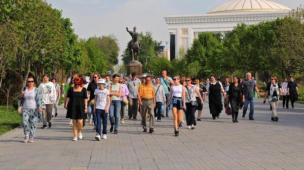 Жители и гости Ташкента на сквере Амира Темура
  - Sputnik Узбекистан
