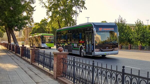 Пассажирский транспорт в центре Ташкента - Sputnik Ўзбекистон