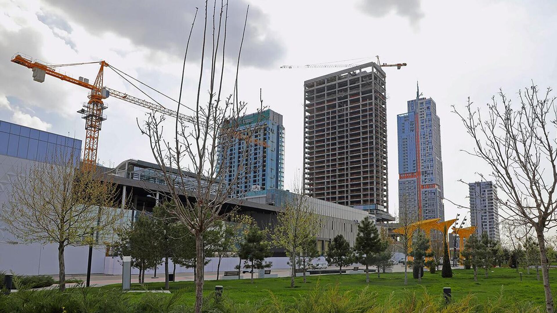 Panorama sovremennogo goroda s neboskrebami i stroitelnimi kranami Panorama sovremennogo goroda s neboskrebami i stroitelnimi kranami - Sputnik O‘zbekiston, 1920, 02.02.2025