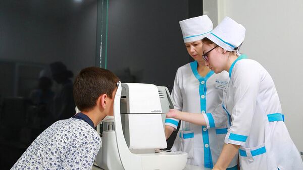 Proverka zreniya u oftalmologa - Sputnik O‘zbekiston