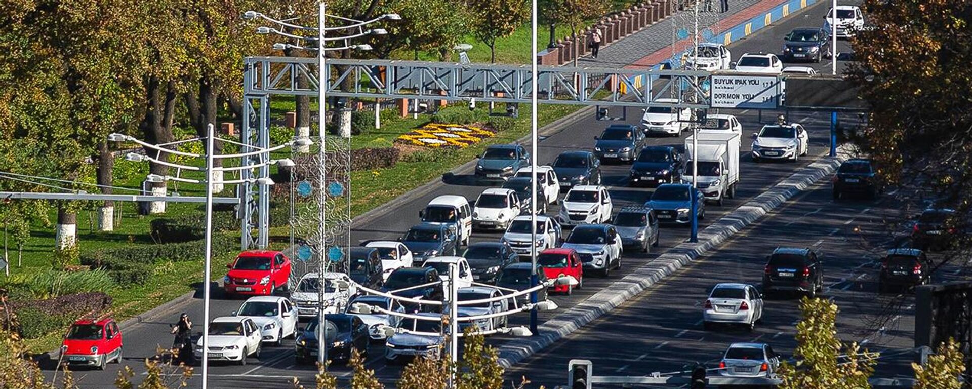 Avtomobilnoe dvijenie po ulitse Buyuk Ipak Yuli - Sputnik O‘zbekiston, 1920, 19.12.2025