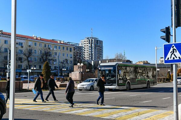 Пиёдалар йўлакларида турли ёшдаги одамлар кесишади: талабалар дарсга шошилади, кексалар сайр қилади, ёшлар эса қизғин суҳбатлашади. Шу манзаралар Тошкентнинг ўзига хос муҳитини яратади - Sputnik Ўзбекистон