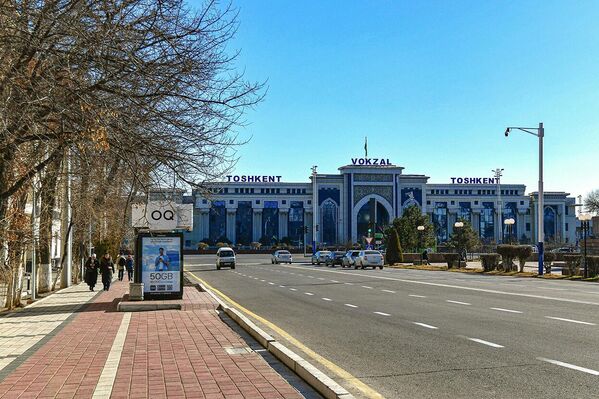 Шаҳар марказида жойлашган "Тошкент" вокзали меҳмонларни қарши олиб, маҳаллийларни турли манзилларга кузатиб қўяди - Sputnik Ўзбекистон