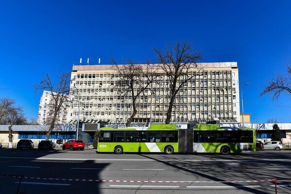 Вокзал яқинида кенг кўчалар мавжуд, улар бўйлаб автомобиллар ва автобуслар ҳаракатланади - Sputnik Ўзбекистон